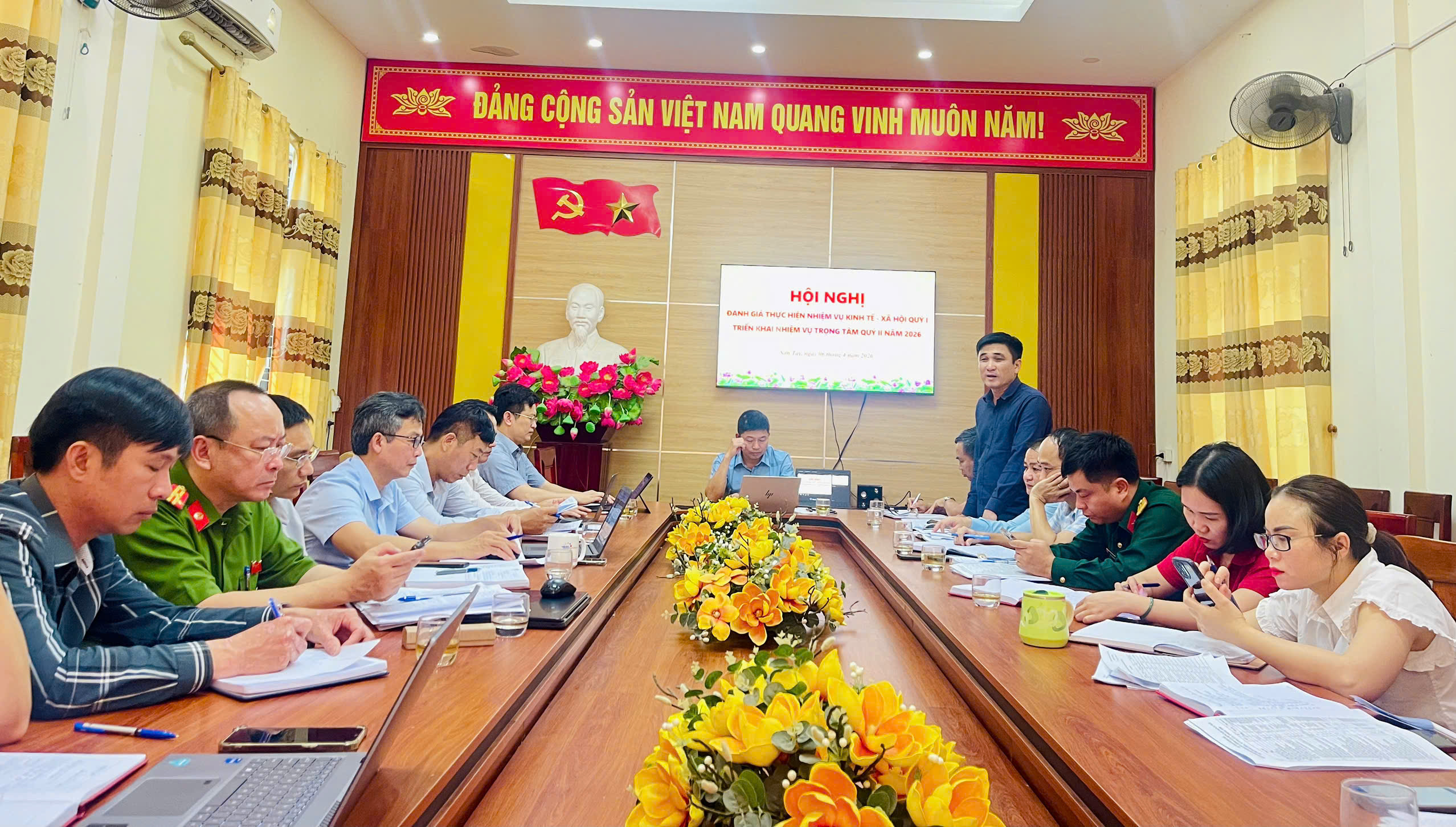 UBND XÃ SƠN TÂY TỔ CHỨC HỘI NGHỊ ĐÁNH GIÁ THỰC HIỆN NHIỆM VỤ KINH TẾ - XÃ HỘI QUÝ I; TRIỂN KHAI NHIỆM VỤ QUÝ II NĂM 2026