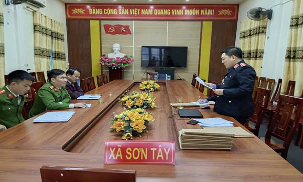 A group of people sitting at a table

AI-generated content may be incorrect.