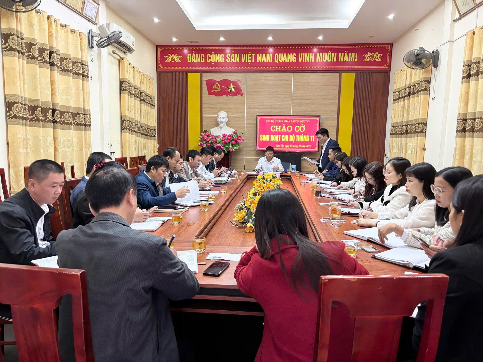 Sáng ngày 3/11/2025, Chi bộ cơ quan UBND Xã Sơn Tây tổ chức Lễ chào cờ đầu tháng ; 