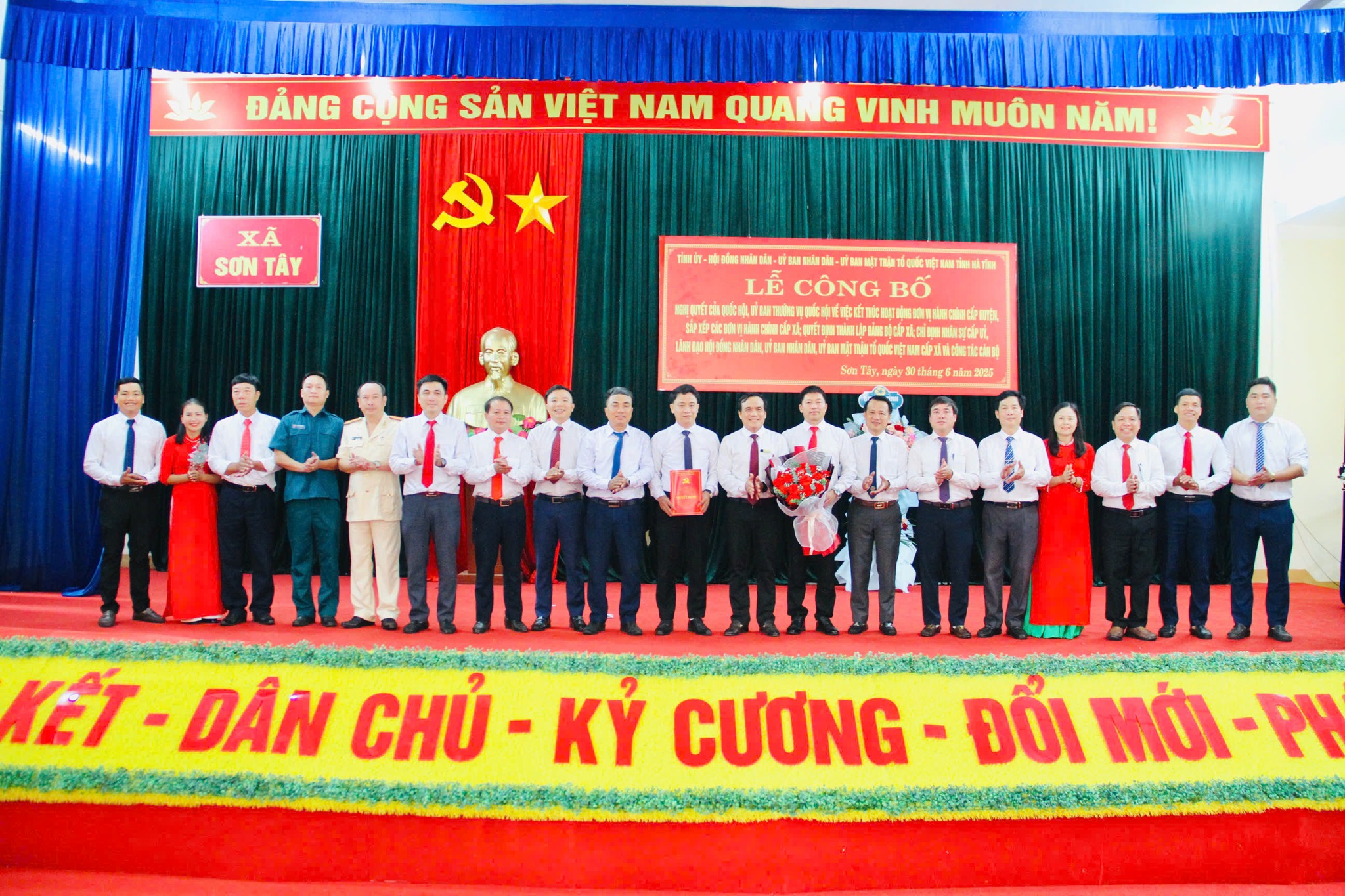 Công bố quyết định về sáp nhập đơn vị hành chính, chỉ định nhân sự xã Sơn Tây