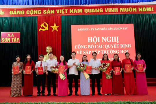 XÃ SƠN TÂY CÔNG BỐ CÁC QUYẾT ĐỊNH VỀ TỔ CHỨC ĐẢNG, THÀNH LẬP CÁC CƠ SỞ GIÁO DỤC VÀ CÔNG TÁC CÁN BỘ