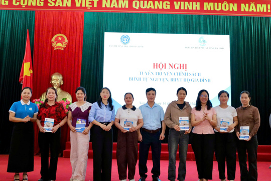 HỘI LHPN XÃ SƠN TÂY TỔ CHỨC HỘI NGHỊ TUYÊN TRUYỀN CHÍNH SÁCH BẢO HIỂM XÃ HỘI, BẢO HIỂM Y TẾ GẮN VỚI CUỘC VẬN ĐỘNG “XÂY DỰNG GIA ĐÌNH 5 KHÔNG, 3 SẠCH, 3 AN” 