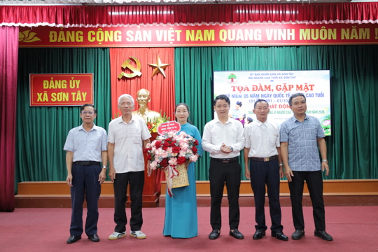 Hội Người cao tuổi xã Sơn Tây gặp mặt kỷ niệm 35 năm Ngày Quốc tế Người cao tuổi