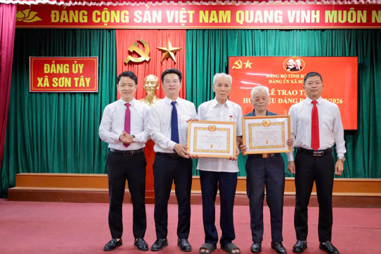 ĐẢNG ỦY XÃ SƠN TÂY TRAO HUY HIỆU ĐẢNG ĐỢT 2/9, TRIỂN KHAI NHIỆM VỤ THÁNG 9