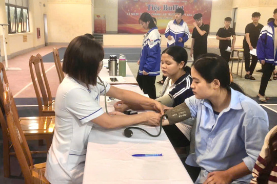 Trạm Y tê xã Sơn Tây tổ chức kiểm tra sức khỏe đầu năm học cho học sinh Trường THPT Cao Thắng