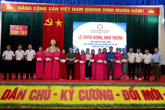 Xã Sơn Tây tuyên dương giáo viên, học sinh đạt thành tích cao năm học 2025 - 2026