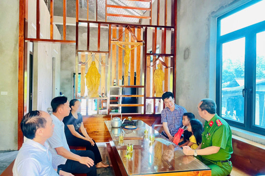Lãnh đạo xã Sơn Tây thăm, tặng quà trẻ em có hoàn cảnh khó khăn dịp Tết Trung thu