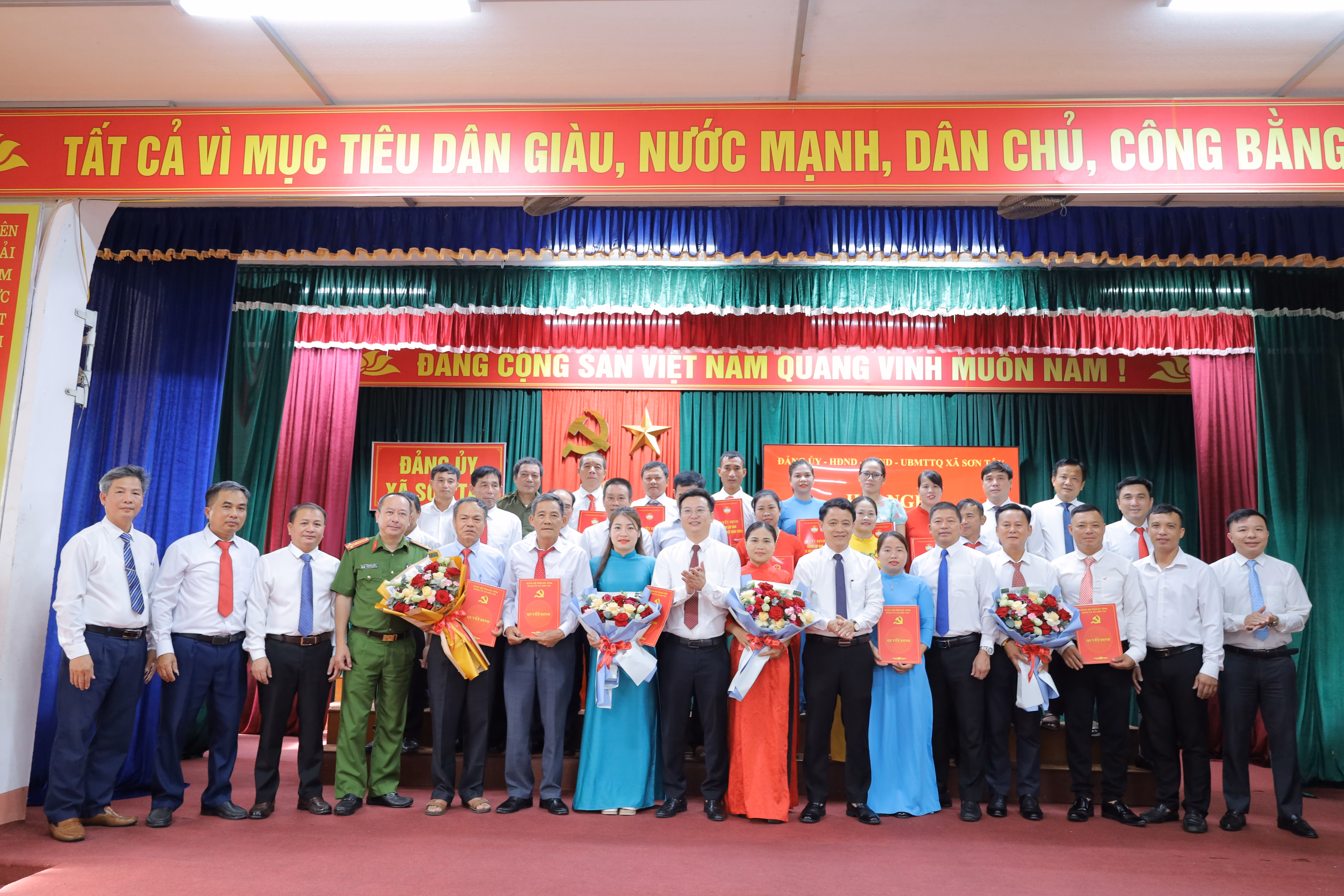 Xã Sơn Tây công bố các nghị quyết, quyết định về sắp xếp thôn 