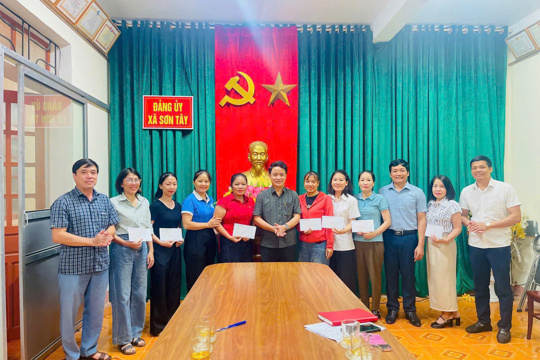 ĐẢNG ỦY XÃ SƠN TÂY GẶP MẶT QUẦN CHÚNG ƯU TÚ THAM GIA LỚP BỒI DƯỠNG NHẬN THỨC VỀ ĐẢNG
