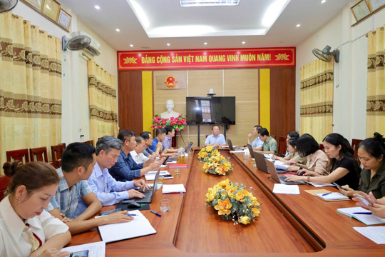 Đồng chí Nguyễn Trung Thành – Quyền Trưởng Thống kê tỉnh làm việc tại xã Sơn Tây.