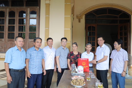 ĐOÀN CÔNG TÁC TỈNH ỦY VÀ BỘ CHỈ HUY QUÂN SỰ TỈNH THĂM, TẶNG QUÀ NGƯỜI CÓ CÔNG NHÂN KỶ NIỆM 78 NĂM NGÀY THƯƠNG BINH - LIỆT SĨ (27/7/1947 - 27/7/2025) 