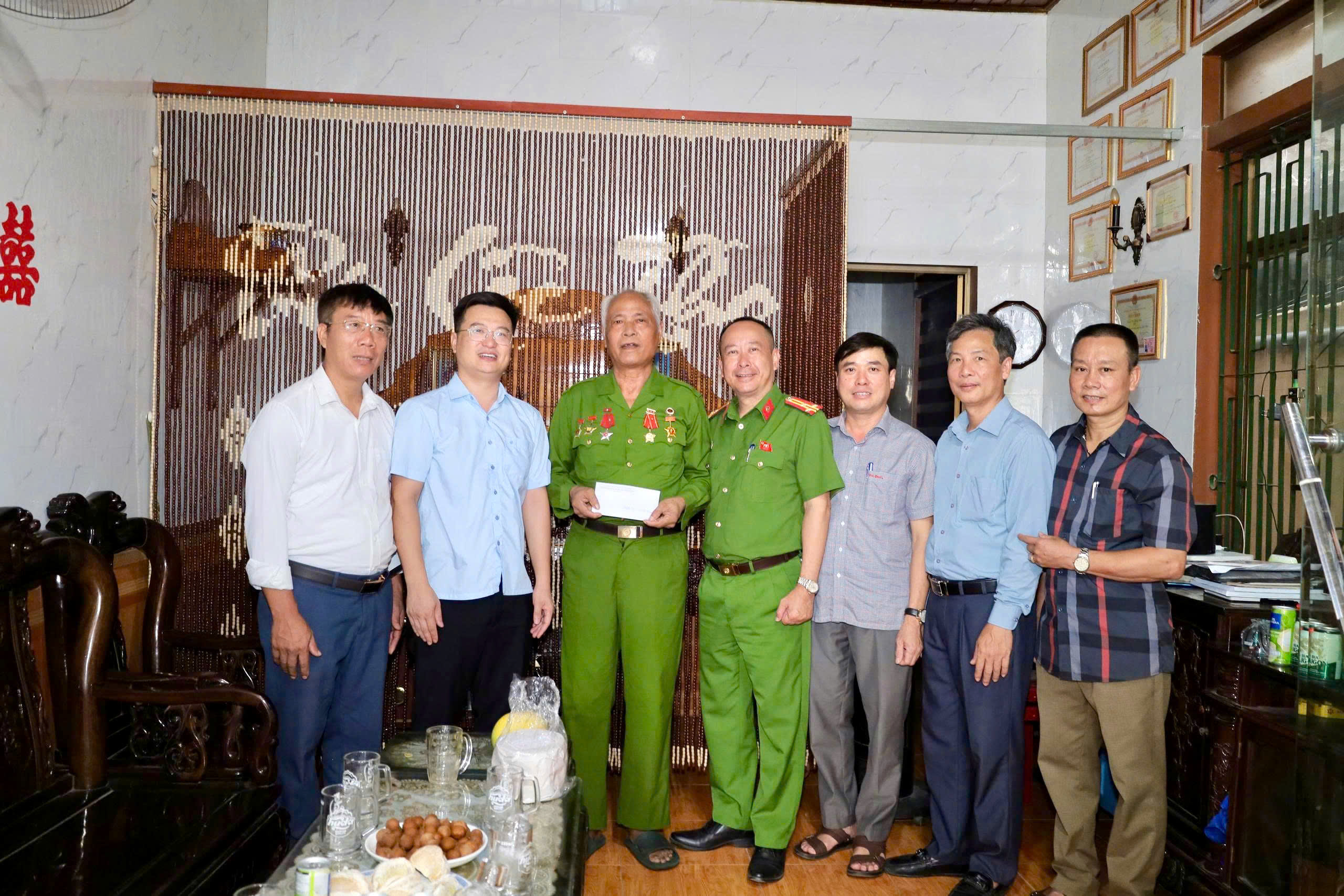 Lãnh đạo xã Sơn Tây thăm, tặng quà người có công nhân kỷ niệm 79 năm Ngày Thương binh - Liệt sĩ (27/7/1947 - 27/7/2026)
