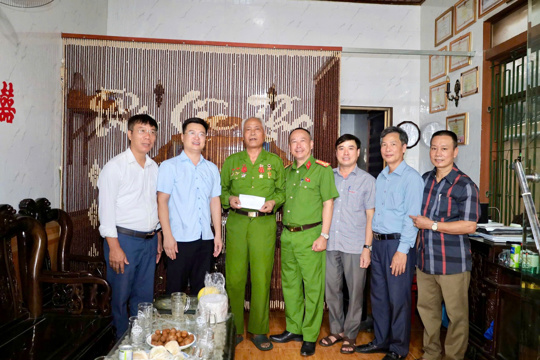 Lãnh đạo xã Sơn Tây thăm, tặng quà người có công nhân kỷ niệm 79 năm Ngày Thương binh - Liệt sĩ (27/7/1947 - 27/7/2026) 