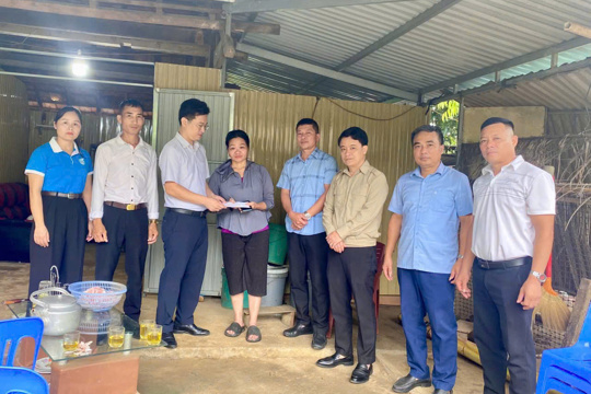 Lãnh đạo xã Sơn Tây thăm hỏi, động viên gia đình bị hỏa hoạn