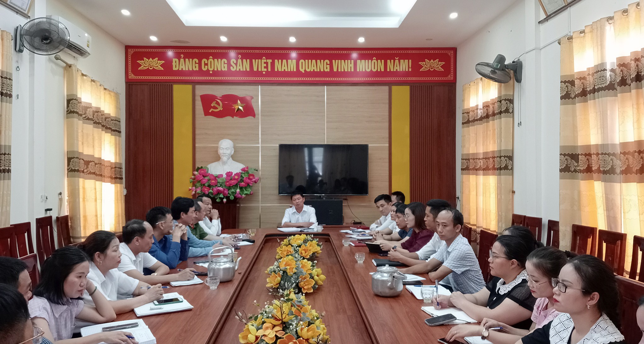 UBND XÃ SƠN TÂY TỔ CHỨC HỌP PHIÊN ĐẦU TIÊN SAU SÁP NHẬP 
