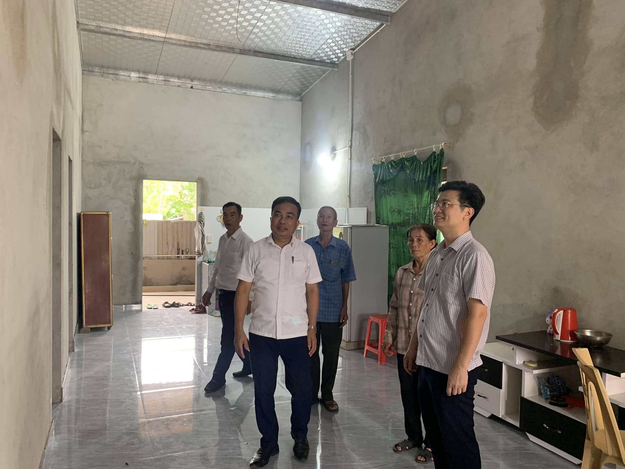 Lãnh đạo xã Sơn Tây thăm hỏi, động viên một số hộ nghèo, hộ cận nghèo trên địa bàn xã.